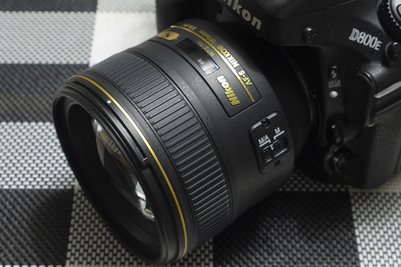 ニコン AF-S NIKKOR 85mm f/1.4Gを使って、寒緋桜を撮影｜カメラ買取