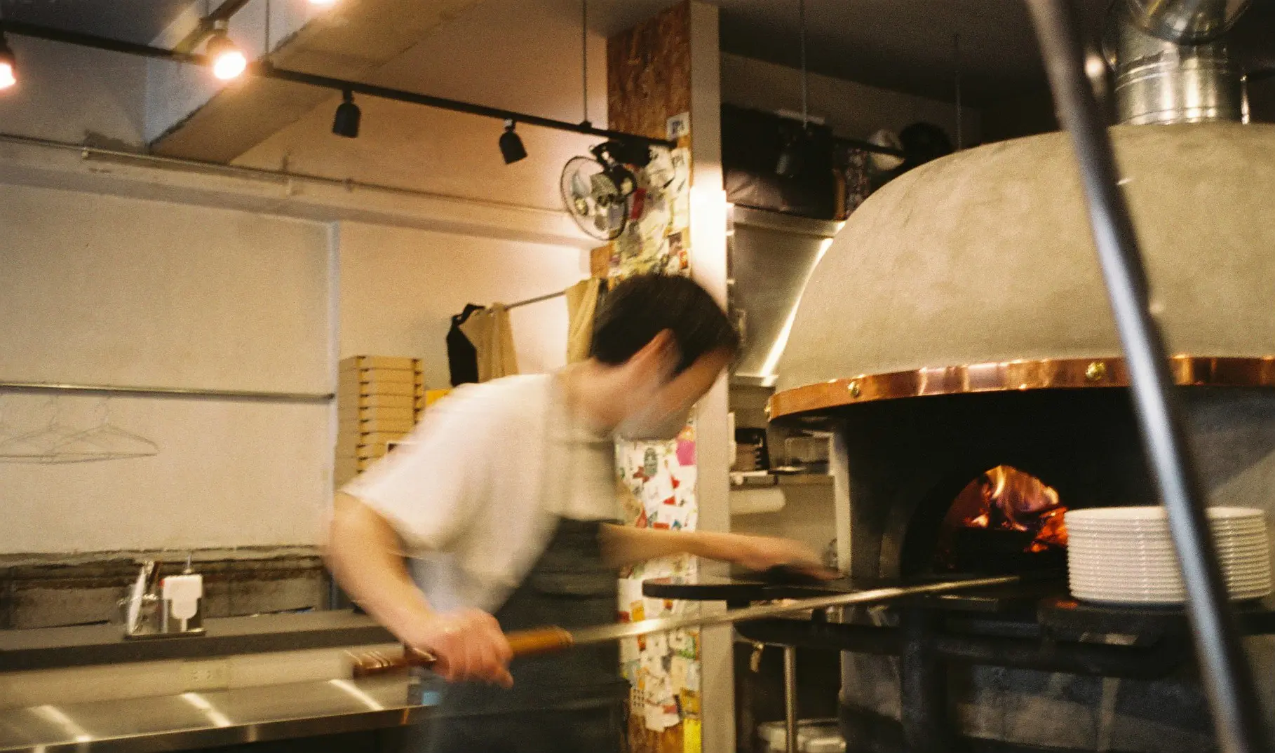 焼き窯で調理する人