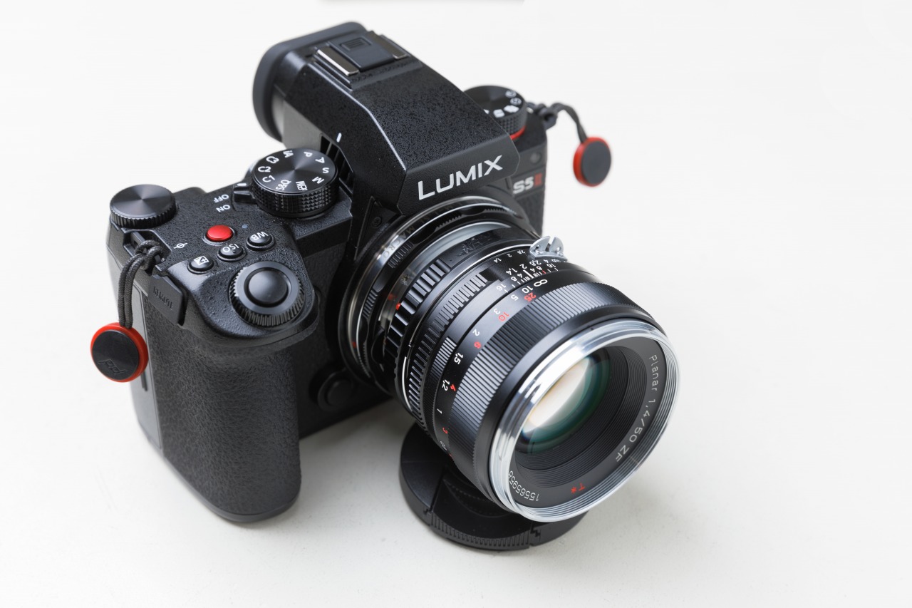 ZEISS vs Leica】プラナー T* 50mm F1.4 ZFとズミルックスR 50mm F1.4 